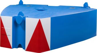 Blaues Kontergewicht mit rot-weißen Sicherheits-Warnmarkierungen an den Ecken. Ein robustes Bauteil für Krane und schwere Industrieanlagen.
