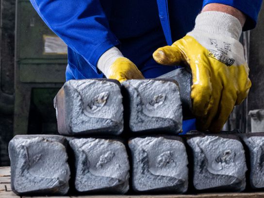 Stapeln von sauber geschnittenen quadratischen Stahlknüppeln nach der Bearbeitung durch die hydraulische Profilschere.