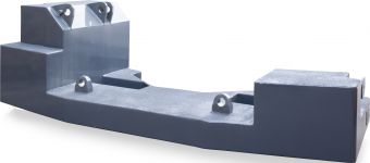 Schwerer, dunkelgrauer Stahlbaukörper mit vier großen Hebeösen für den Krantransport. Industrielles Stahlbauteil als Sonderanfertigung für den Maschinenbau.