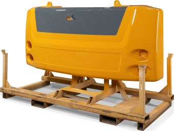 Massives gelbes Gegengewicht für Baumaschinen auf einem Transportgestell und einer Holzpalette. Beispiel für schweren Stahlbau der Firma Stapu für die Baumaschinenindustrie.